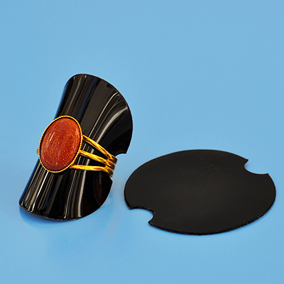 Små ringdisplayer av svart plast